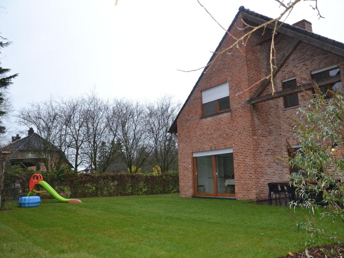 Welcoming Villa In Puivelde With Terrace Garden Barbeque Exterior foto